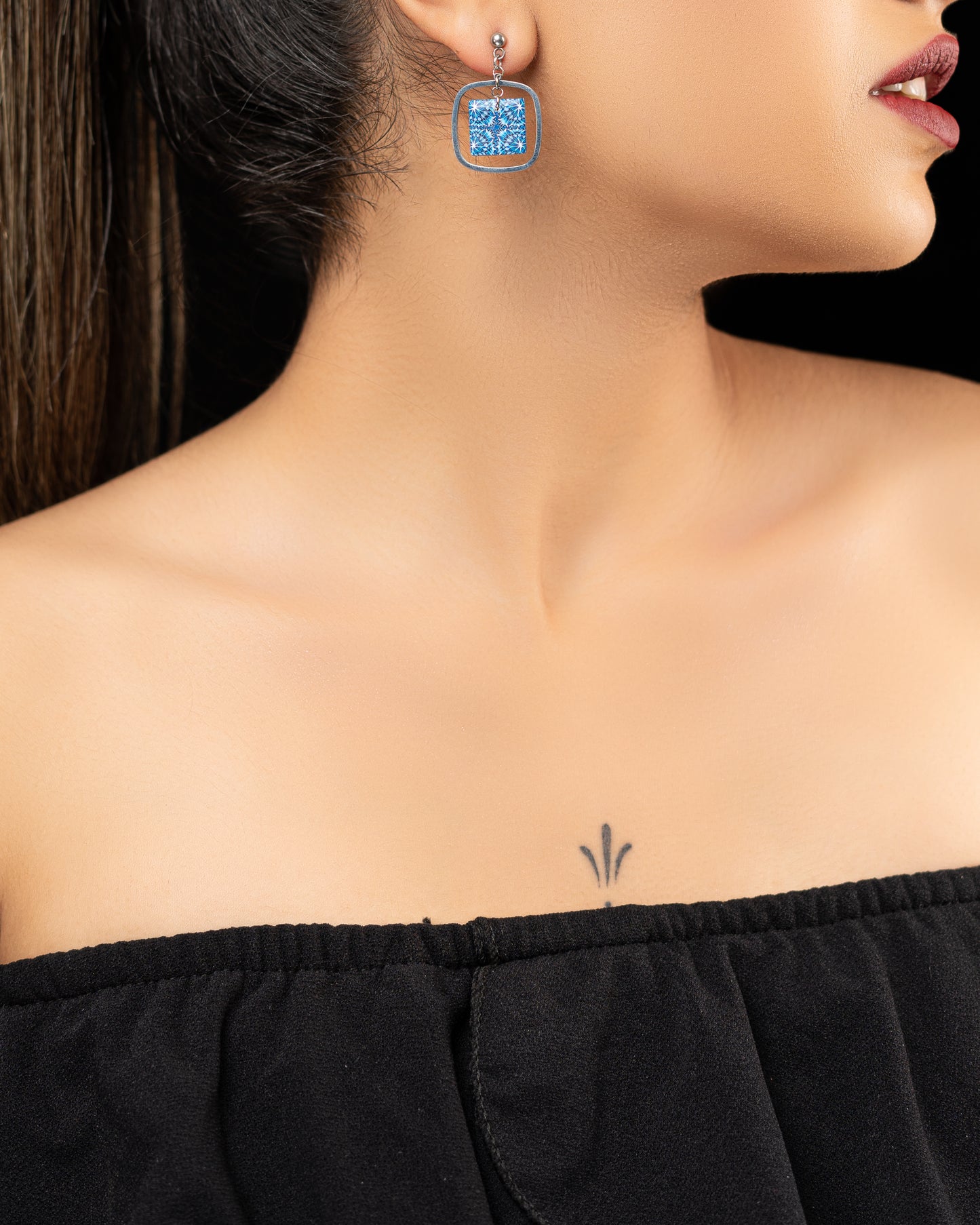 Boucles d'oreilles pendantes pour femme avec un carré bleu à motifs