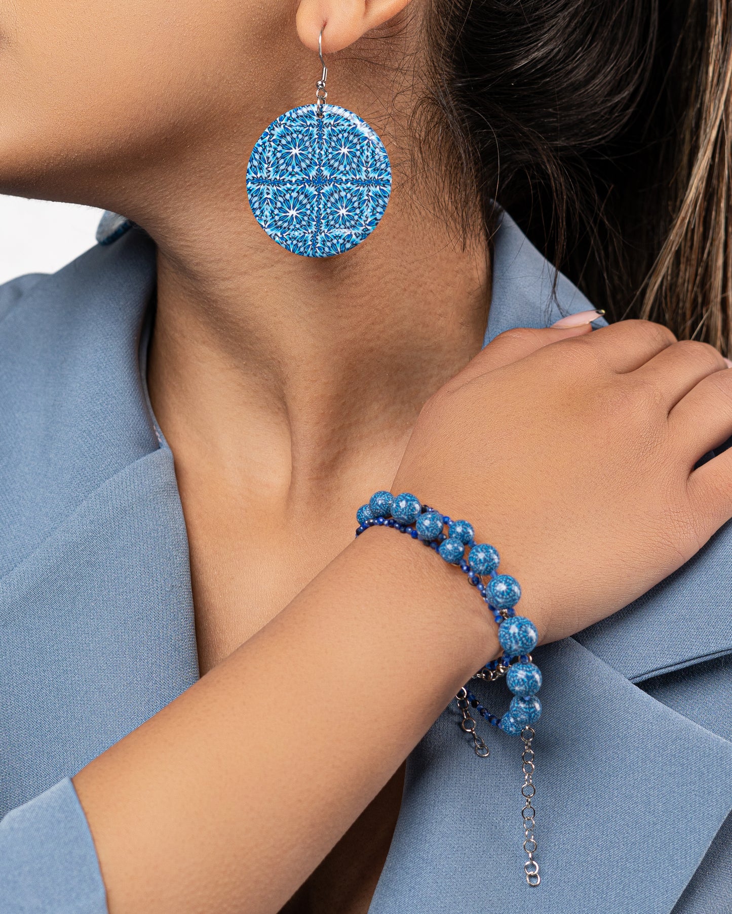 Pendants d'oreilles pour femm avec de gros cercle plat à motifs en bleu