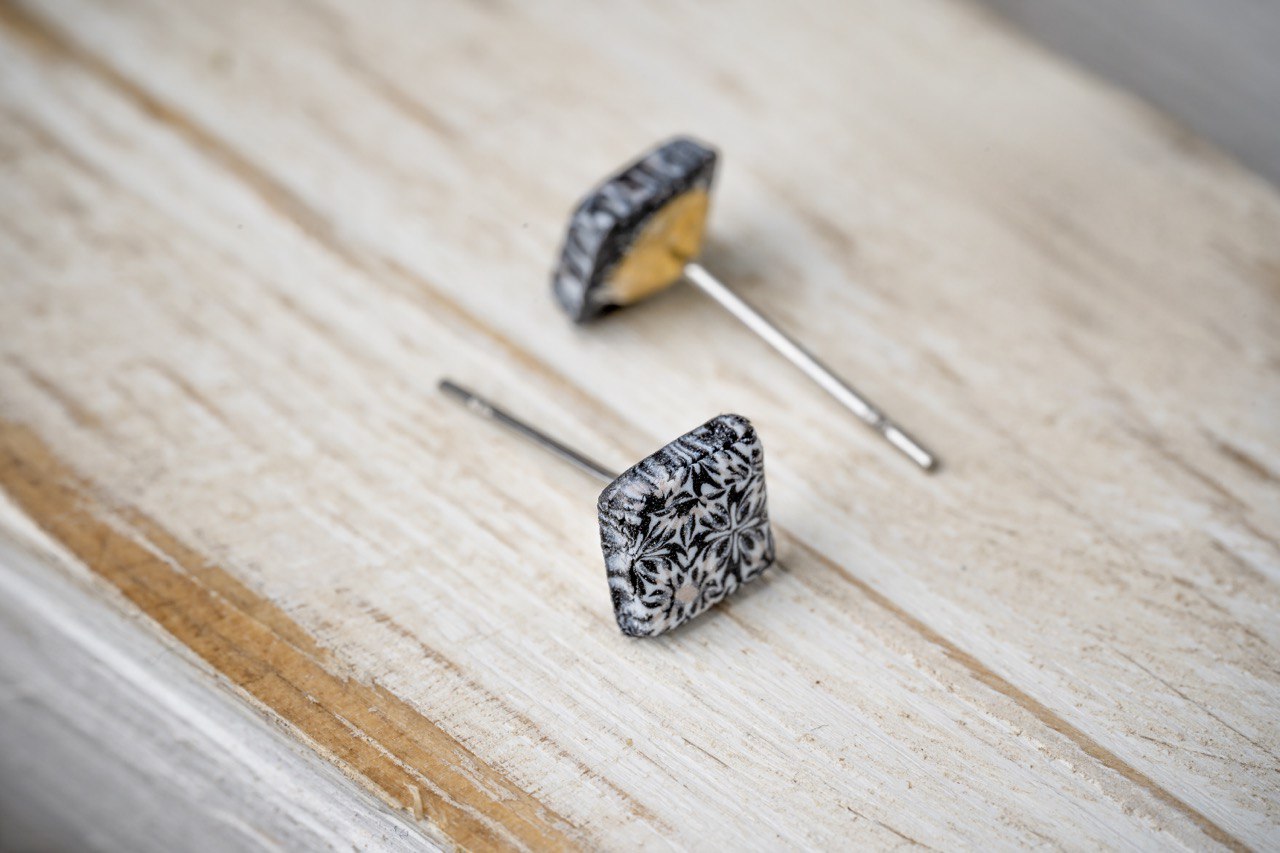 clous d'oreilles carrés puces avec motifs noir et blanc pour femmes