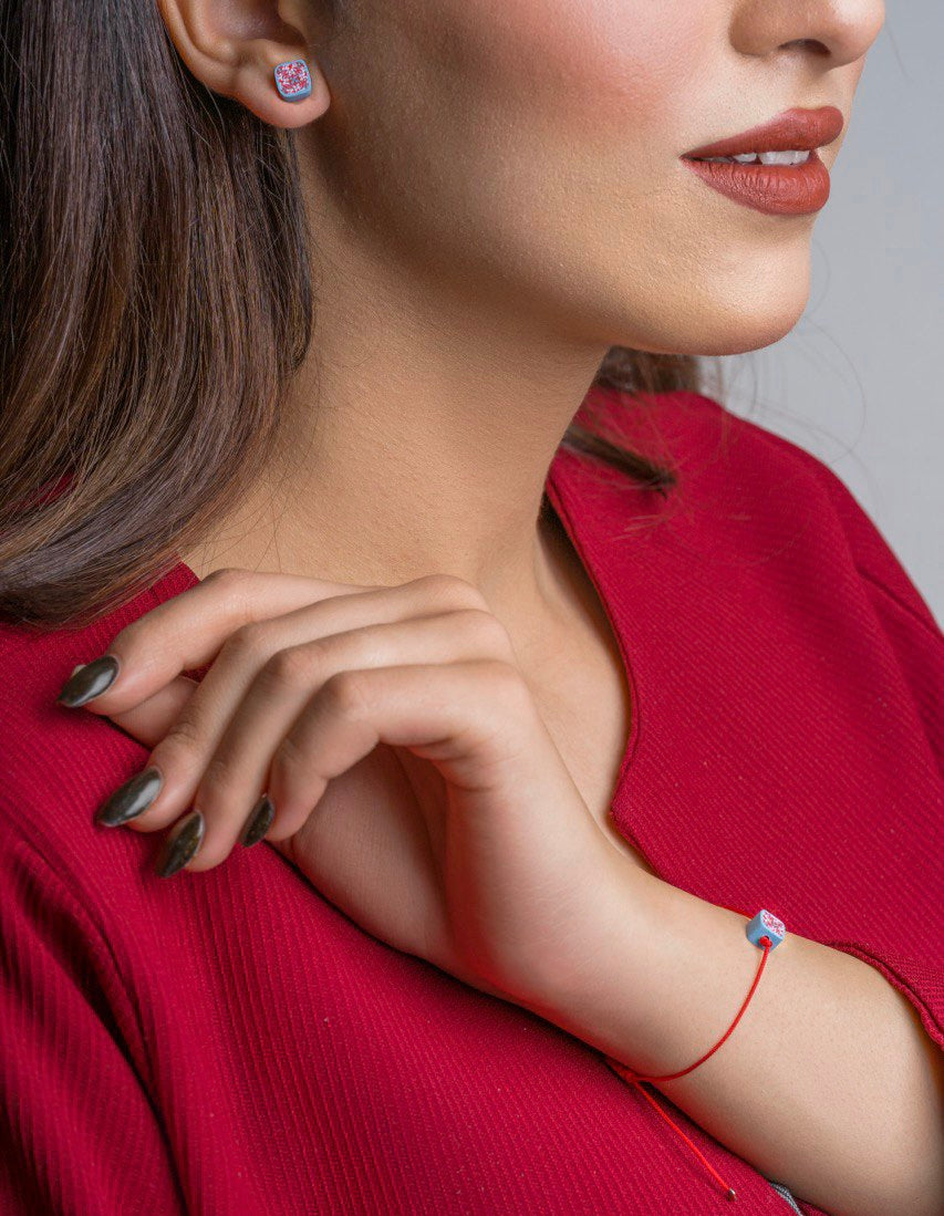 ensemble de bijoux minimaliste avec des petites boucles d'oreilles et leur bracelet assortis