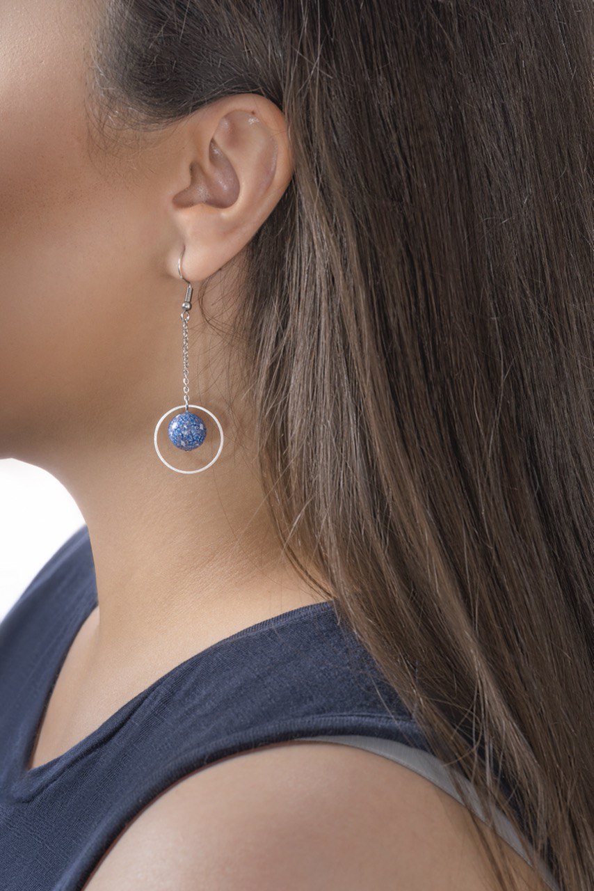 boucles d'oreilles longues avec une perle bleue avec de motifs en fimo et un anneau en acier inoxydable