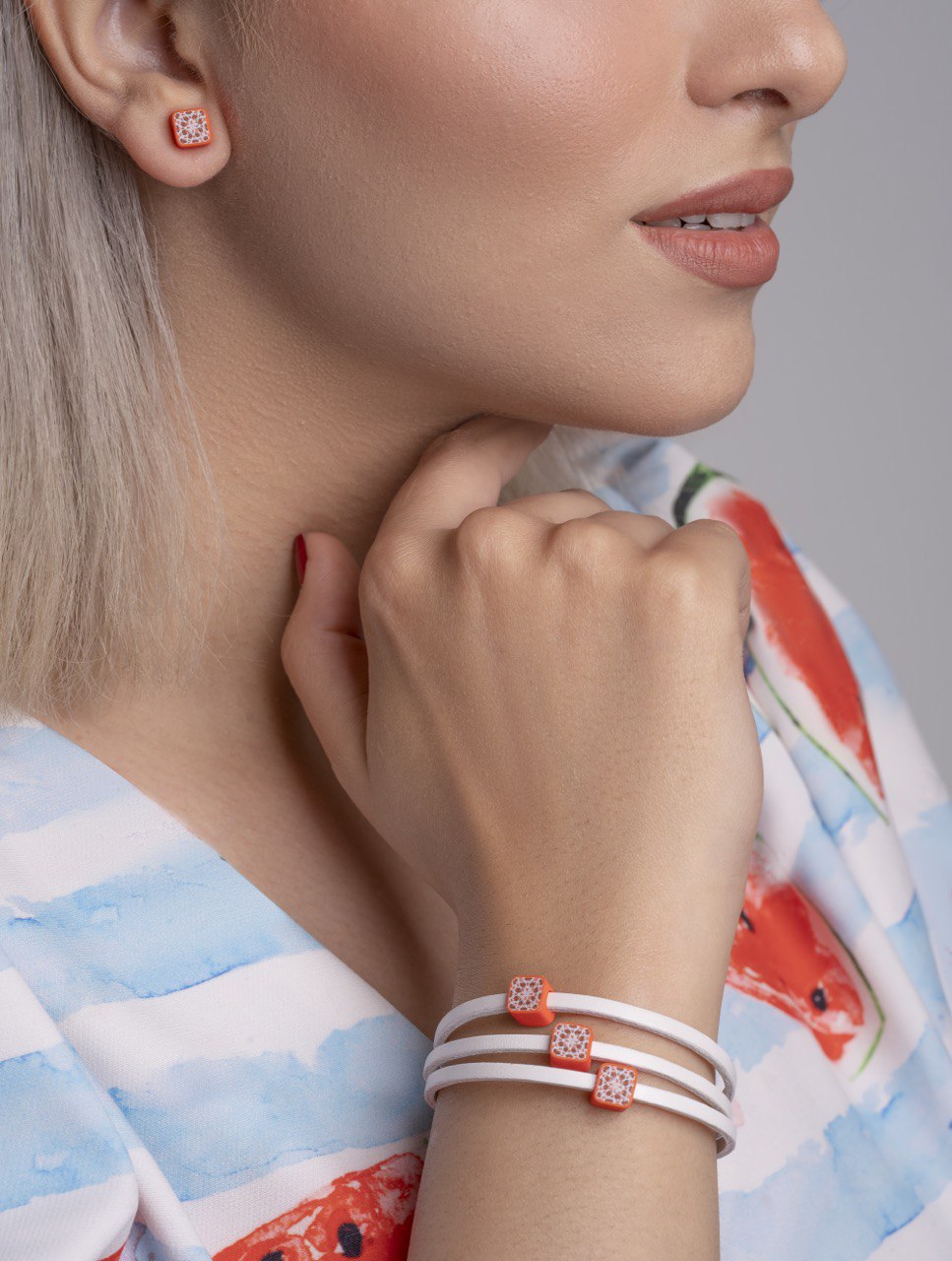 petites boucles d'oreilles puces et bracelet assortis originales et uniques faites à la main