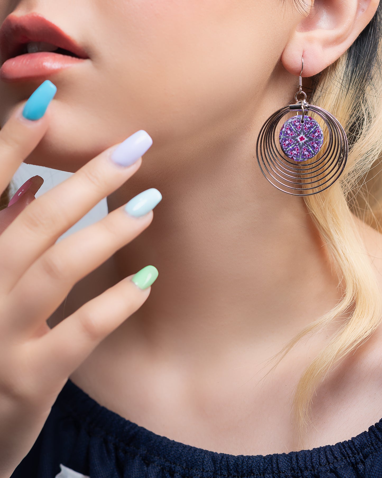 boucles d'oreilles longues originales avec une ronde plate à motifs et plusieurs anneaux