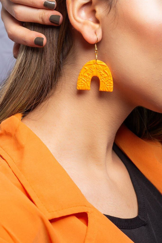 Boucles d'oreilles orange pendantes U inversé