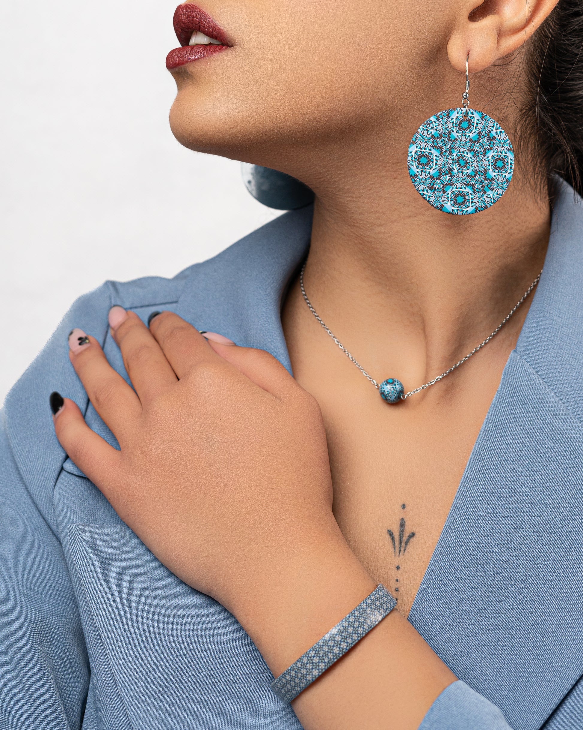 bijoux tendances bleus pour femmes. Grosses boucles d'oreilles rondes plates, pendentif perle, bracelet