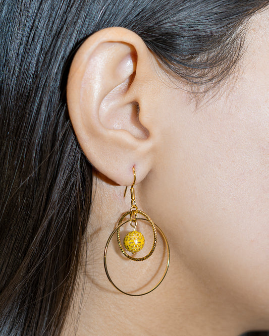 pendants d'oreilles fantaisies avec deux anneaux et une perle jaune