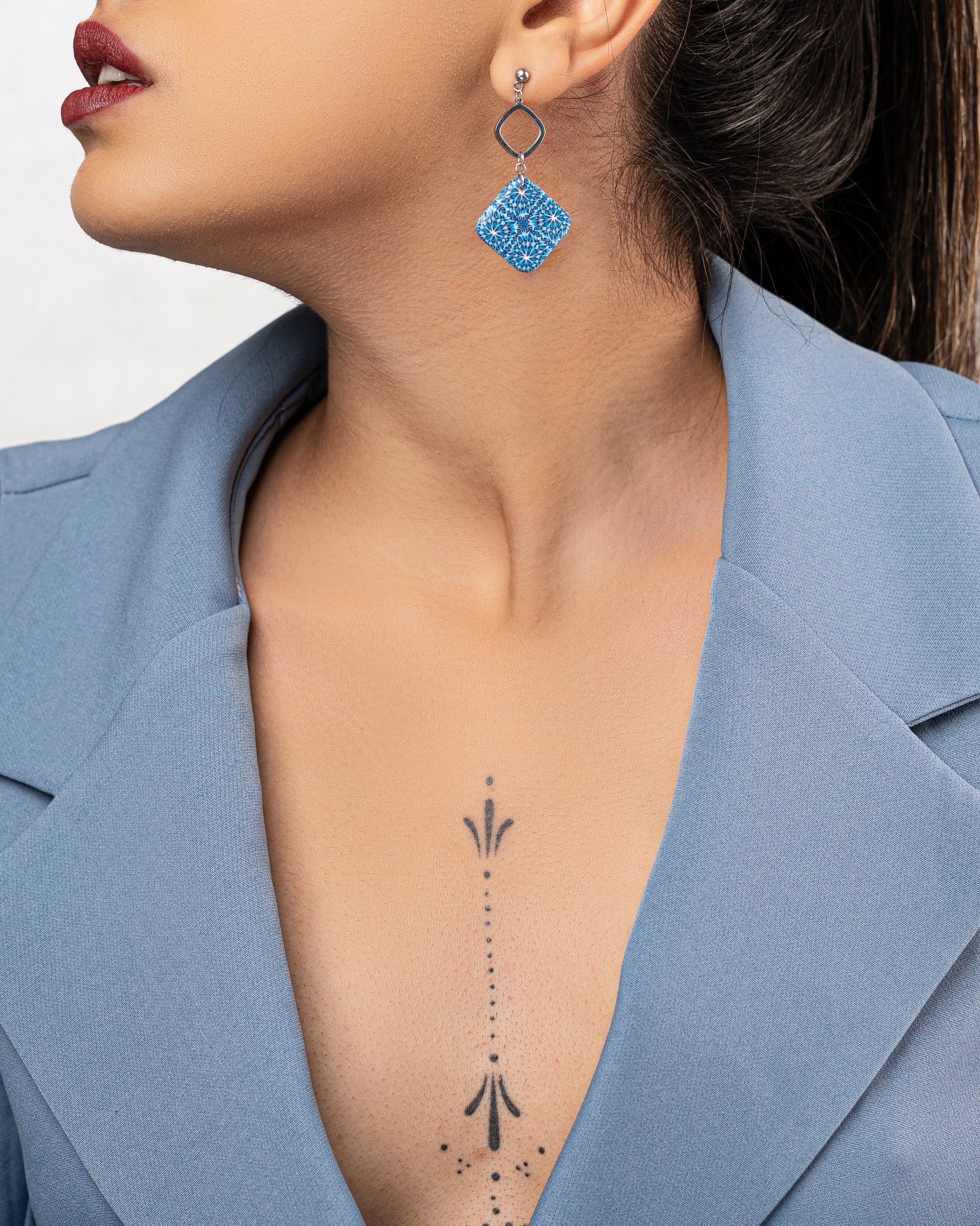 Boucles d'oreilles pendantes pour femmes avec un carré en bleu à motifs