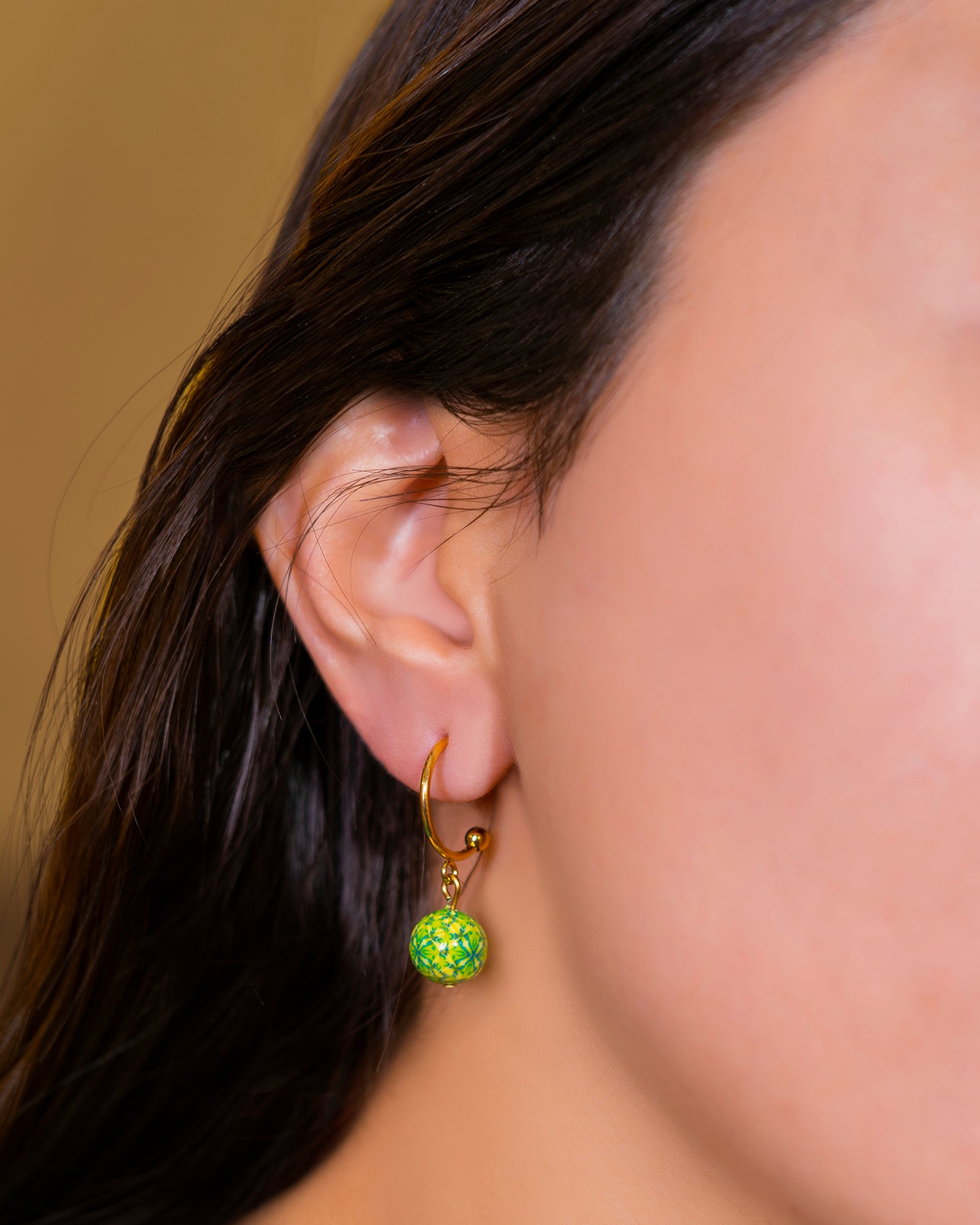 boucles d'oreilles créoles fantaisies avec un perle à motif en vert et jaune pour femmes