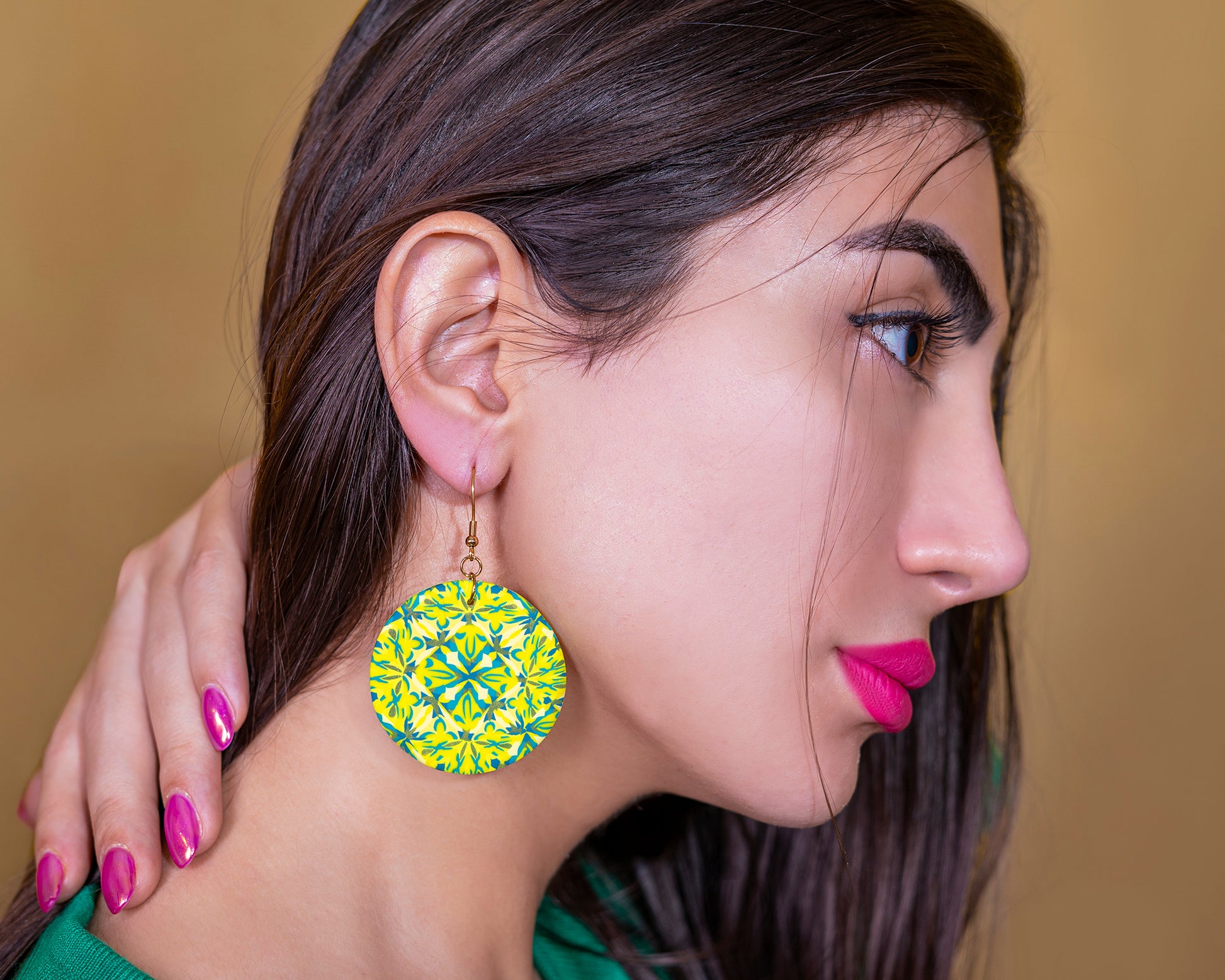 grosses boucles d'oreilles pendantes format xxl pour femmes avec un rond ou cercle plat à motif unique de couleurs verte et jaune