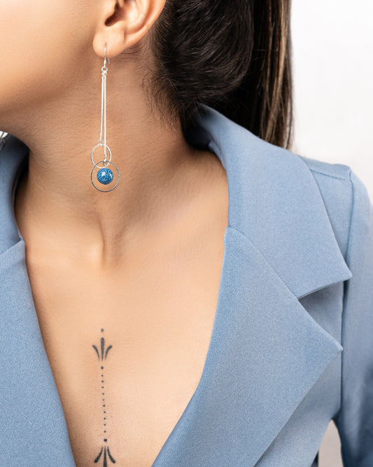 Boucles d'oreilles pendantes pour femmes avec deux anneaux et une bille bleue suspendus