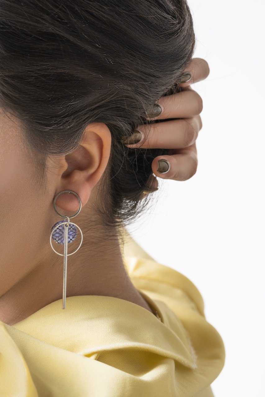 Boucles d'oreilles pendantes avec une ronde plate violette avec des motifs et des anneaux et un barre en aciers inoxydables 