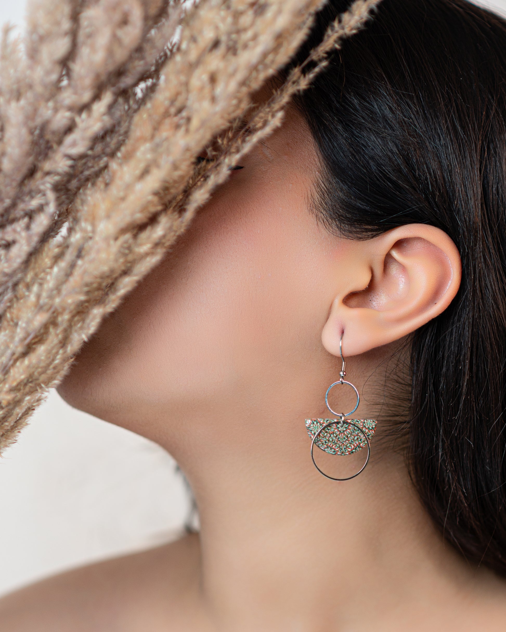 boucles d'oreilles géométriques pendantes longues fantaisies originales, multiples anneaux et un demi-cercle 