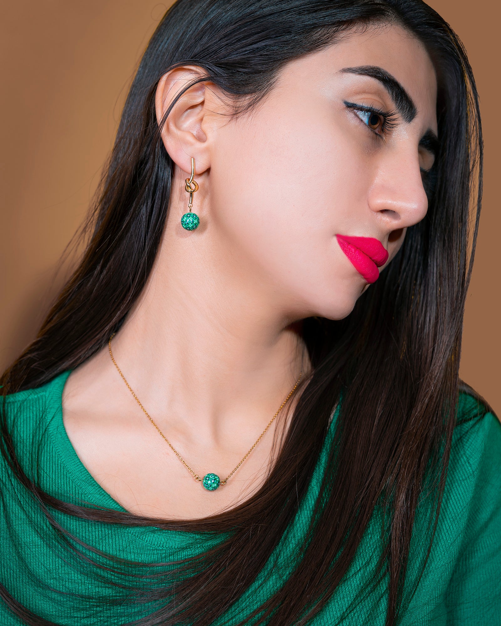 ensemble de bijoux assortis minimaliste et original avec boucles d'oreilles noeud et perles et un pendentif perle pour femmes