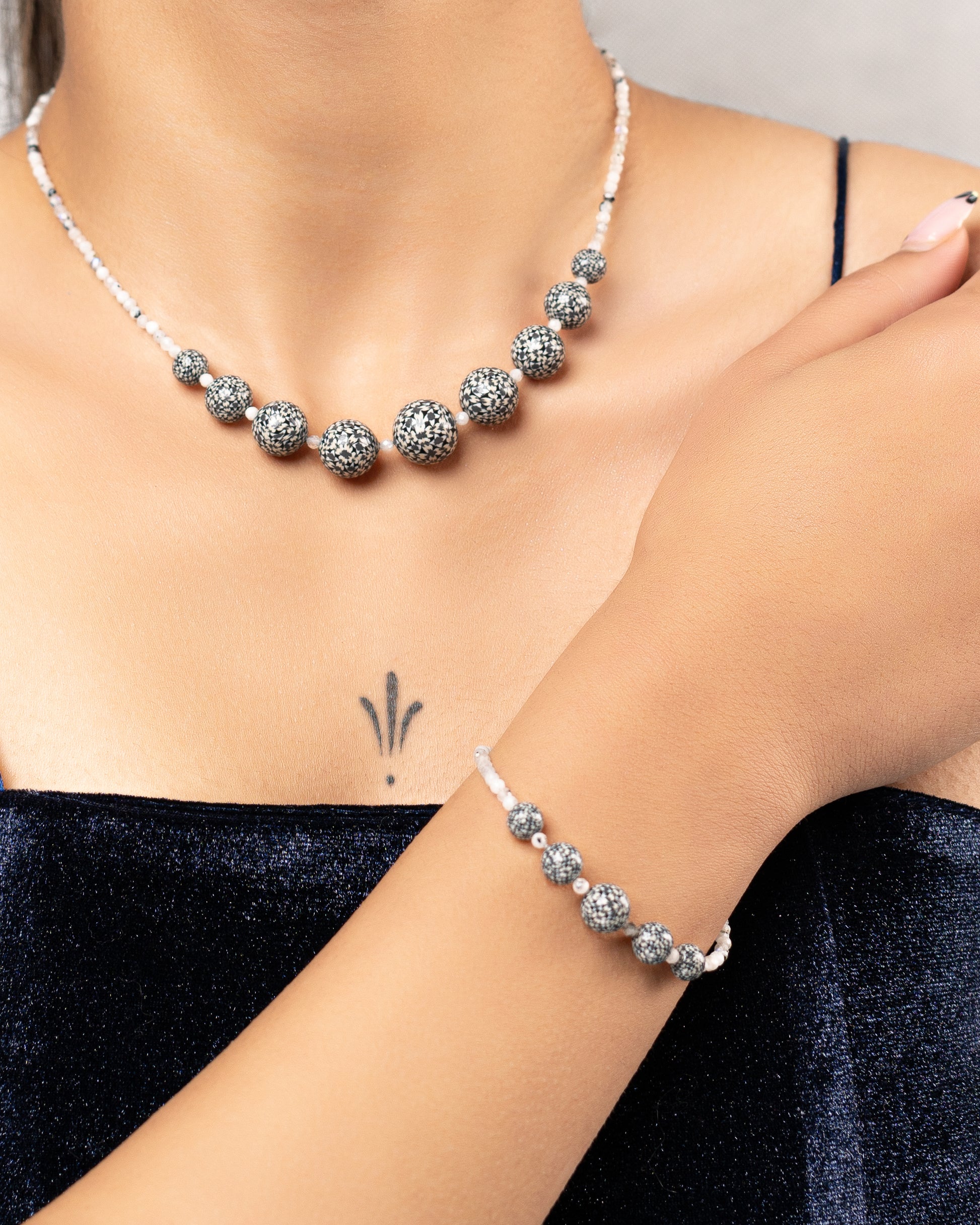 collier et bracelet assortis en perles en noir et blanc faites à la main