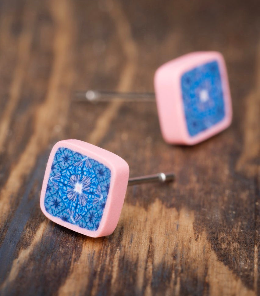boucles d'oreilles puces carrées, clous d'originalité à motifs en bleu et rose