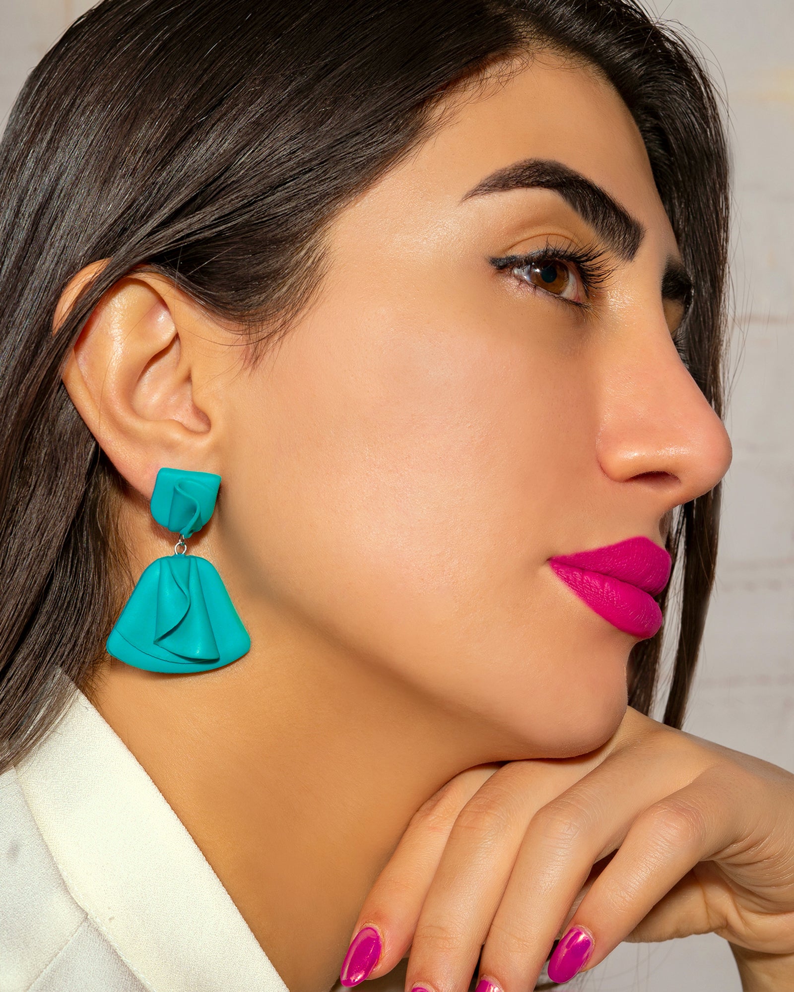 boucles d'oreilles pendantes en fimo de couleur bleues très originales pour femmes avec de formes géométriques 